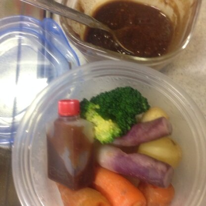 タレ瓶に入れて、お弁当の温野菜につけました。本当に美味しい味噌だれですね！